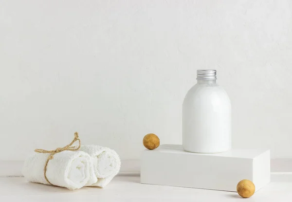 Beyaz arka planda kozmetik ürünleri ve havlular. Tasarım. Asgari konsept.