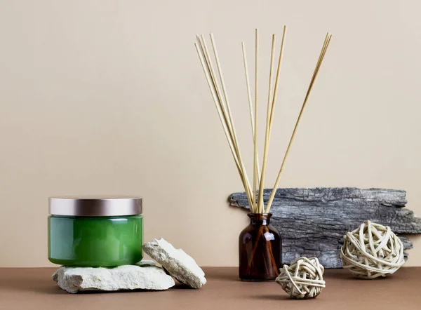 Kahverengi arka planda kozmetik ürünler. Tasarım. Asgari konsept.