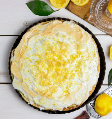 Tahta arka planda kremalı limonlu turta..