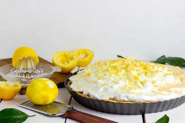 Torta de limão com merengue em um fundo de madeira . — Fotografia de Stock