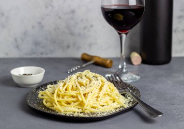Karabiber ve peynirli Roma makarnası. Cacio e pepe. Yemek tarifleri. Şarap..