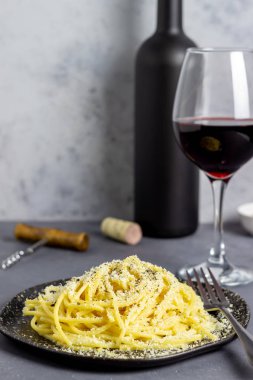 Karabiber ve peynirli Roma makarnası. Cacio e pepe. Yemek tarifleri. Şarap..