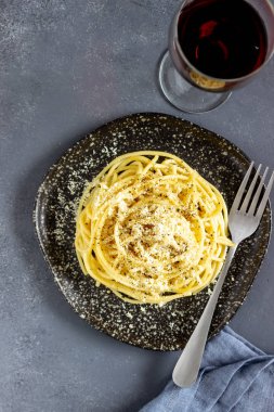 Karabiber ve peynirli Roma makarnası. Cacio e pepe. Yemek tarifleri. Şarap..