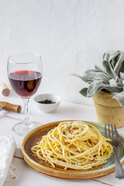 Espaguetis de pasta romana con pimienta negra y queso. Cacio e pepe. Recetas . — Foto de Stock