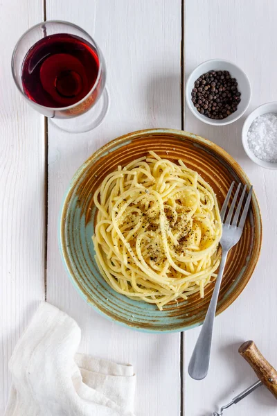 Rzymskie spaghetti z czarnym pieprzem i serem. Cacio e pepe. Przepisy. — Zdjęcie stockowe