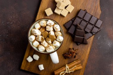 Paslı arka planda beyaz bir fincanda kremalı sıcak çikolata. Kış. Tarifler.