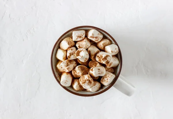 Горячий шоколад с зефиром в белой кружке на белом фоне. Рецепты . — стоковое фото