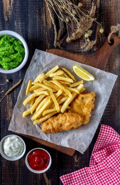 Ahşap zeminde balık ve patates kızartması. İngiliz fast food. Yemek tarifleri. Atıştırmalıktan biraya. İngiliz mutfağı.