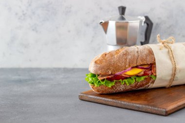 Salatalı, pastırmalı, domatesli, peynirli ve soğanlı bir sandviç. Kahvaltıda. Fast food.