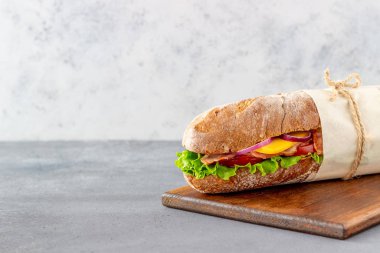 Salatalı, pastırmalı, domatesli, peynirli ve soğanlı bir sandviç. Kahvaltıda. Fast food.