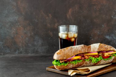 Salatalı, pastırmalı, domatesli, peynirli ve soğanlı bir sandviç. Kahvaltıda. Fast food.