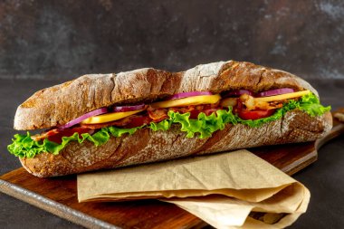 Salatalı, pastırmalı, domatesli, peynirli ve soğanlı bir sandviç. Kahvaltıda. Fast food.