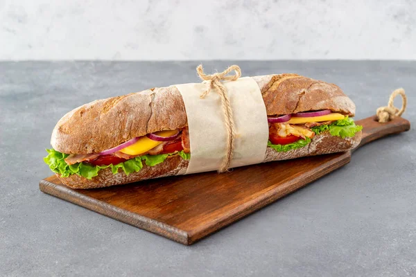 Salatalı, pastırmalı, domatesli, peynirli ve soğanlı bir sandviç. Kahvaltıda. Fast food.