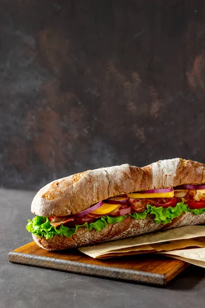 Salatalı, pastırmalı, domatesli, peynirli ve soğanlı bir sandviç. Kahvaltıda. Fast food.