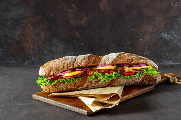 Бутерброд з темного хліба з салатом, беконом, помідорами, сиром і цибулею. Сніданок. Фастфуд . — стокове фото