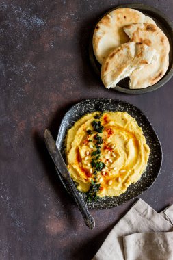 Paslı bir arka planda humus. Ben Pete. Yemek tarifleri. Vejetaryen yemeği. Sağlıklı beslenme.