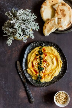 Paslı bir arka planda humus. Ben Pete. Yemek tarifleri. Vejetaryen yemeği. Sağlıklı beslenme.