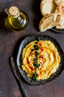 Paslı bir arka planda humus. Ben Pete. Yemek tarifleri. Vejetaryen yemeği. Sağlıklı beslenme.