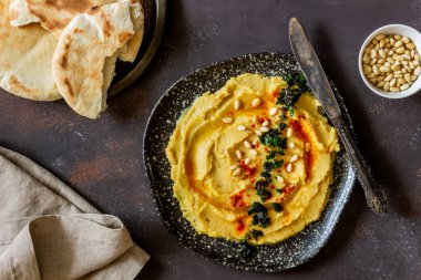 Paslı bir arka planda humus. Ben Pete. Yemek tarifleri. Vejetaryen yemeği. Sağlıklı beslenme.
