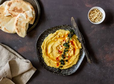 Paslı bir arka planda humus. Ben Pete. Yemek tarifleri. Vejetaryen yemeği. Sağlıklı beslenme.
