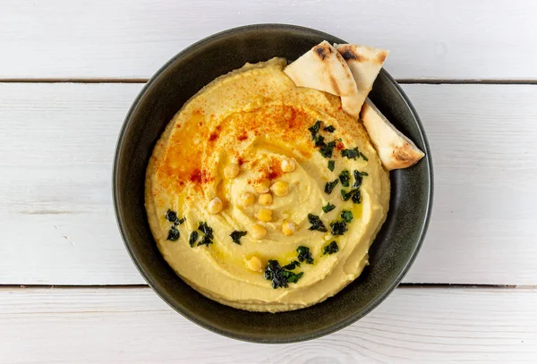 Humus beyaz arka planda. Ben Pete. Yemek tarifleri. Vejetaryen yemeği. Sağlıklı beslenme.