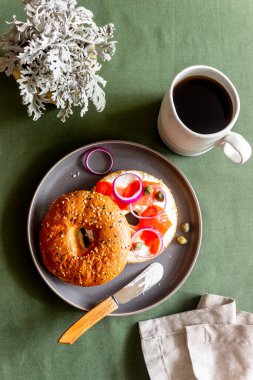 Somonlu simit, beyaz krem peynir ve kapari. Yemek tarifleri. Sağlıklı beslenme. Kahvaltı.