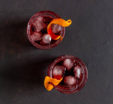 Negroni kokteyli. Acı, cin, vermut buzlu bar Alkollü içecekler