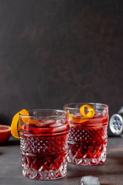 Negroni kokteyli. Acı, cin, vermut buzlu bar Alkollü içecekler