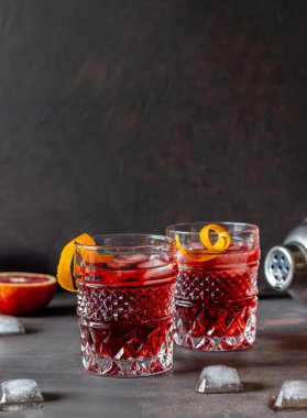 Negroni kokteyli. Acı, cin, vermut buzlu bar Alkollü içecekler