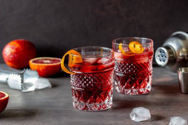 Negroni kokteyli. Acı, cin, vermut buzlu bar Alkollü içecekler