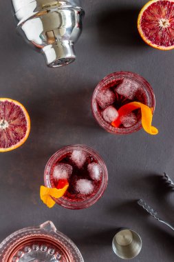 Negroni kokteyli. Acı, cin, vermut buzlu bar Alkollü içecekler