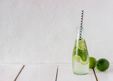 Limonlu ve naneli ev yapımı limonata. Soğuk içecekler. Yemek tarifleri. Vejetaryenlik. Sağlıklı beslenme. Diyet.