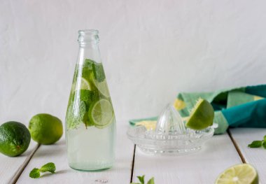 Limonlu ve naneli ev yapımı limonata. Soğuk içecekler. Yemek tarifleri. Vejetaryenlik. Sağlıklı beslenme. Diyet.
