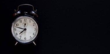 Siyah arka plandaki çalar saat. Minimalizm. Uzayı kopyala Model