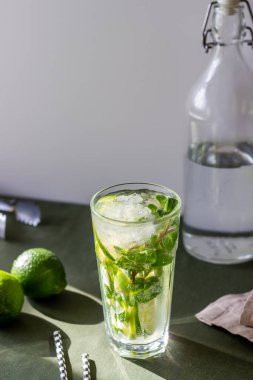Limon, nane ve buzlu mojito kokteyli. Yemek tarifi. - Alkol. Yaz içeceği. Vejetaryenlik Sağlık