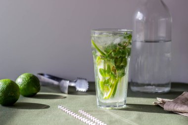 Limon, nane ve buzlu mojito kokteyli. Yemek tarifi. - Alkol. Yaz içeceği. Vejetaryenlik Sağlık