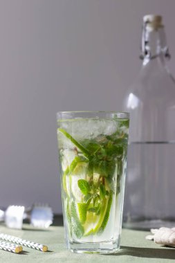 Limon, nane ve buzlu mojito kokteyli. Yemek tarifi. - Alkol. Yaz içeceği. Vejetaryenlik Sağlık