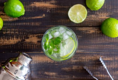 Limon, nane ve buzlu mojito kokteyli. Yemek tarifi. - Alkol. Yaz içeceği. Vejetaryenlik Sağlık