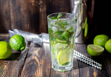 Limon, nane ve buzlu mojito kokteyli. Yemek tarifi. - Alkol. Yaz içeceği. Vejetaryenlik Sağlık