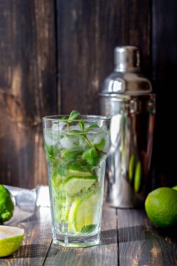 Limon, nane ve buzlu mojito kokteyli. Yemek tarifi. - Alkol. Yaz içeceği. Vejetaryenlik Sağlık