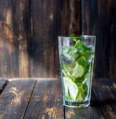 Limon, nane ve buzlu mojito kokteyli. Yemek tarifi. - Alkol. Yaz içeceği. Vejetaryenlik Sağlık