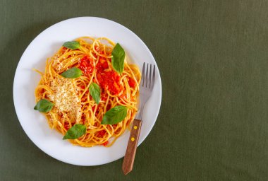 Domates, fesleğen ve parmesan peynirli makarna. İtalyan mutfağı. Yemek tarifi. Vejetaryen yemeği. Sağlıklı beslenme