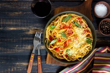 Domates, fesleğen ve parmesan peynirli makarna. İtalyan mutfağı. Yemek tarifi. Vejetaryen yemeği. Sağlıklı beslenme