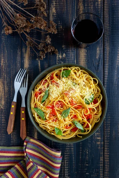 Pasta Espaguetis Con Tomates Albahaca Queso Parmesano Cocina Italiana Receta — Foto de Stock