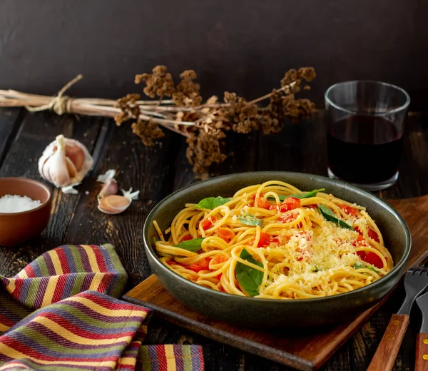 トマトとパスタスパゲティ バジルとパルメザンチーズ イタリア料理 レシピだ ベジタリアンフード 健康的な食事 — ストック写真