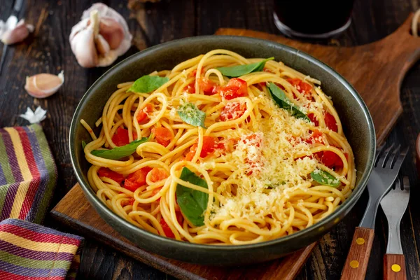 Pasta Espaguetis Con Tomates Albahaca Queso Parmesano Cocina Italiana Receta — Foto de Stock