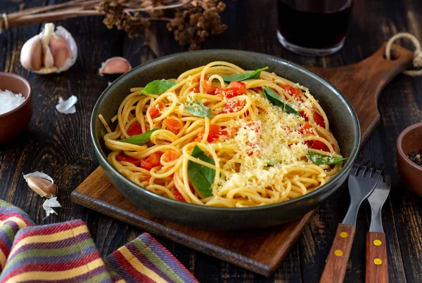 Pasta Espaguetis Con Tomates Albahaca Queso Parmesano Cocina Italiana Receta — Foto de Stock