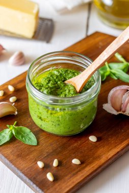 Ahşap arka planda İtalyan pesto sosu. Ulusal mutfak. Sağlıklı beslenme. Vejetaryen yemeği. Tarif