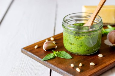 Ahşap arka planda İtalyan pesto sosu. Ulusal mutfak. Sağlıklı beslenme. Vejetaryen yemeği. Tarif