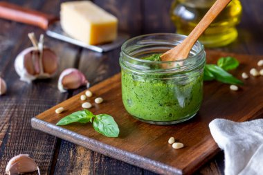 Ahşap arka planda İtalyan pesto sosu. Ulusal mutfak. Sağlıklı beslenme. Vejetaryen yemeği. Tarif